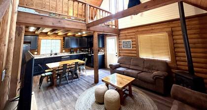 Classic Up North Log Cabin-Lazy Bear Lodge