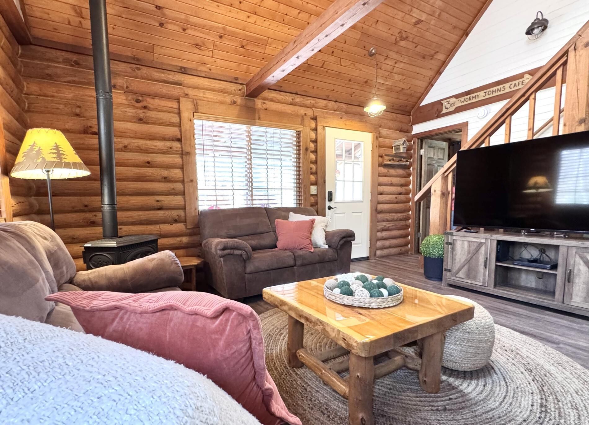 Smart-tv, pejs, dvd-afspiller, bøger