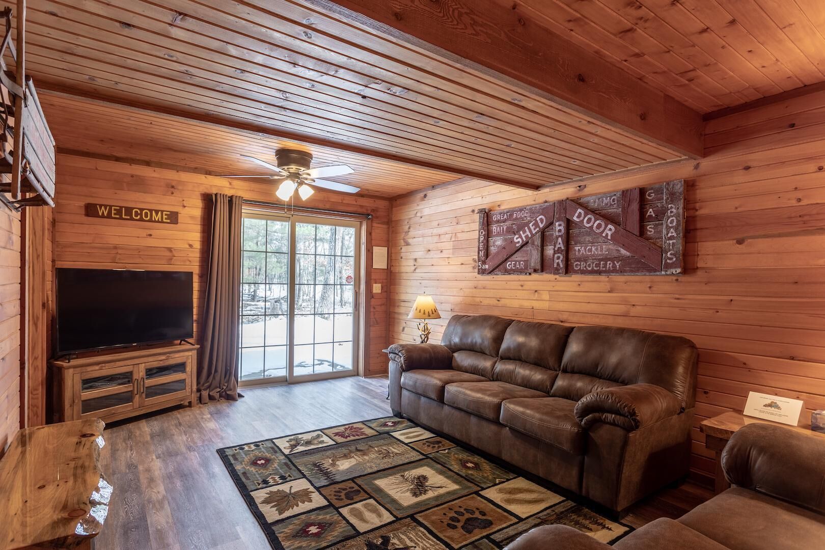 Älytelevisio, takka, DVD-soitin, kirjoja