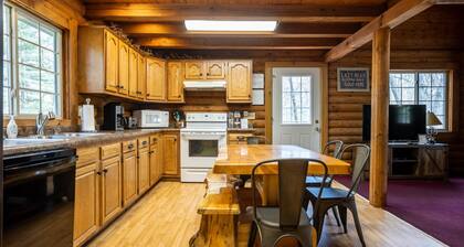 Classic Up North Log Cabin-Lazy Bear Lodge