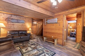 Smart-TV, Kamin, DVD-Player, Bücher