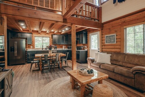 Hot Tub, Private Log Cabin Lazy Bear Welcomes You!