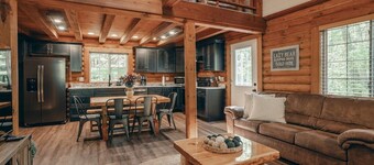 *** Peaceful Lazy Bear Lodge | Din egen tømmerhytte i skogen | 10 min fra Dells *