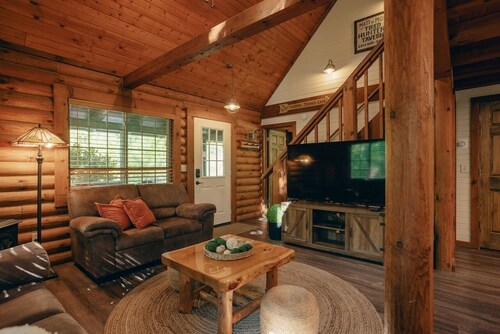 Hot Tub, Private Log Cabin Lazy Bear Welcomes You!