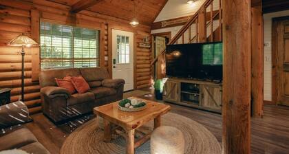 Hot Tub, Private Log Cabin Lazy Bear Welcomes You!