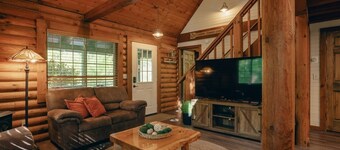 *** Peaceful Lazy Bear Lodge | Din egen timmerstuga i skogen | 10 min frÄn Dells *