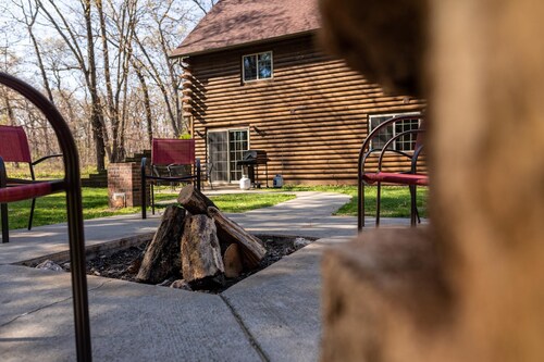 Classic Up North Log Cabin-Lazy Bear Lodge