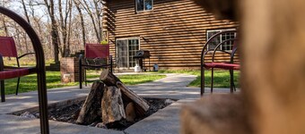 Classic Up North Log Cabin-Lazy Bear Lodge