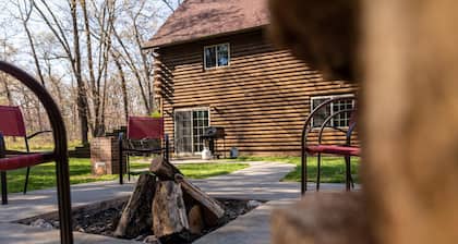 Classic Up North Log Cabin-Lazy Bear Lodge