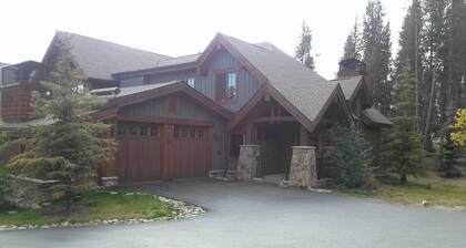 Luxury Ski In, Gondola Out Mountain Thunder retreat. Perfect location in Breck