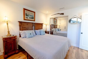 3 soverom, skrivebord, strykejern/-brett og reiseseng for barn
