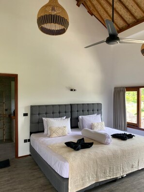 Quarto triplo superluxo, 3 quartos, vista para a piscina | Cofres nos quartos, cortinas blackout, quartos à prova de som