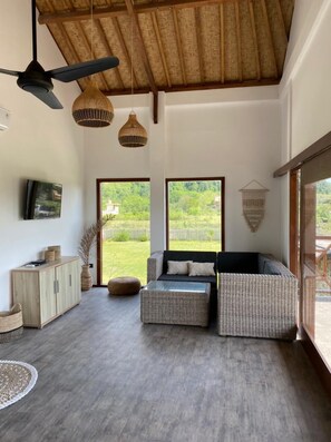 Quarto triplo superluxo, 3 quartos, vista para a piscina | Área de estar | TV LED