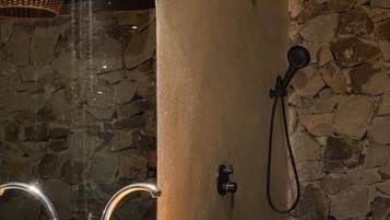 Chambre Triple Luxe, 3 chambres, vue piscine | Salle de bain