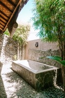 Ducha, artículos de tocador gratuitos, toallas