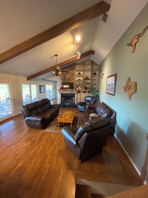 Smart TV, lareira, mesa de pingue-pongue, livros