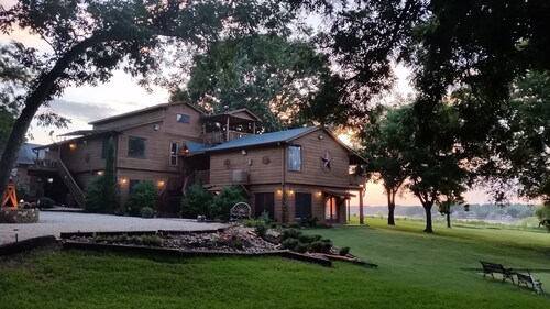 Lake Conroe Spacious Waterfront Retreat 8 BR, beheiztes Hallenbad, Feuerstelle