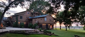 Waterfront,3 acre,8BR,Events,Lake Conroe Weddings,Ind pool,Pickleball