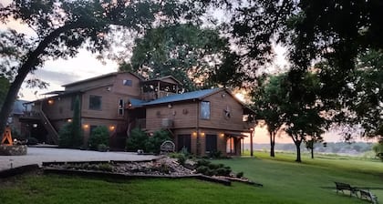 Lake Conroe Spacious Waterfront Retreat 8 BR, beheiztes Hallenbad, Feuerstelle