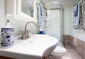 Shower, hair dryer, towels, soap - Multnomah Hidden Pond - stunning upscale romantic in lush background setting (Portland)