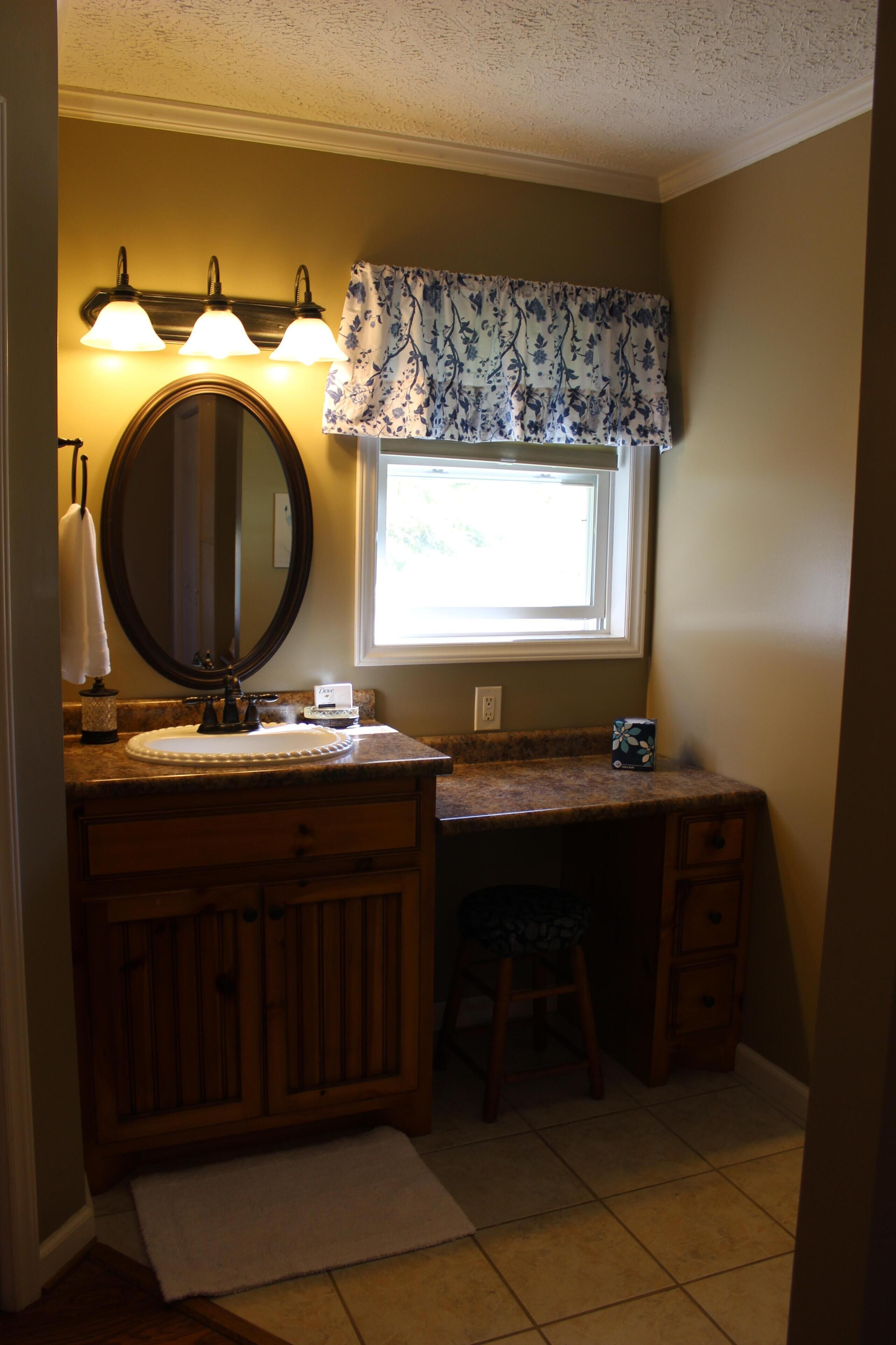 Baignoire, sèche-cheveux, serviettes fournies, savon