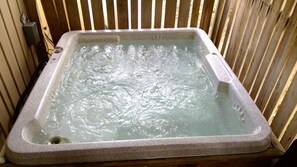 Tina de hidromasaje al aire libre