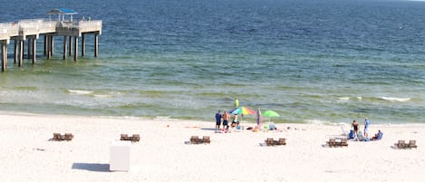 Sur la plage, chaise longue
