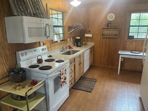 Køleskab, mikrobølgeovn, ovn, kogeplade