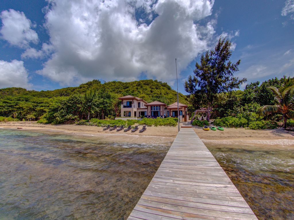 En la playa, camastros y toallas de playa 