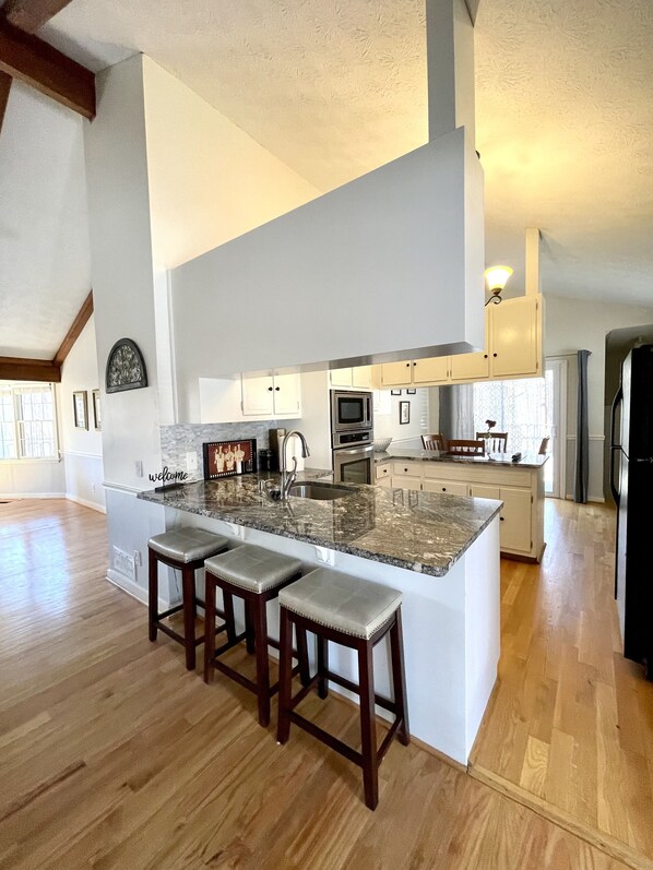 Frigorifero, microonde, forno, piano cottura