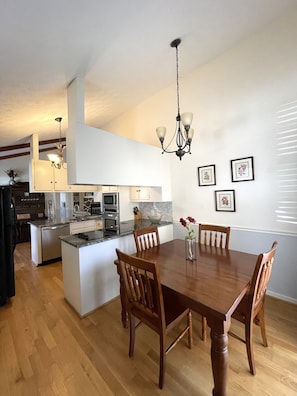 Dining - Hiking, Mountains, Golf, Pools, Lake Waterslide Resort Mountain Home (Big Canoe)