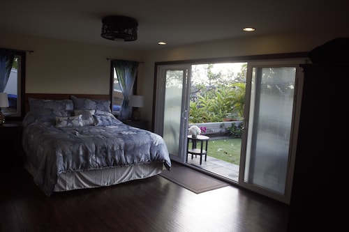 エアコン付きの広々としたコテージとパティオ