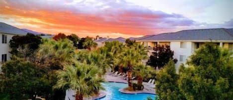 Una piscina techada, una piscina climatizada