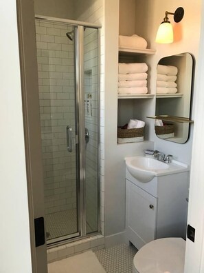 Douche, sèche-cheveux, serviettes fournies