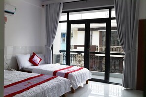 Minibar, desk, blackout drapes, soundproofing - Anh Quan Hotel (Quy Nhon)