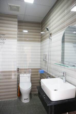 Shower, free toiletries, slippers, towels - Anh Quan Hotel (Quy Nhon)