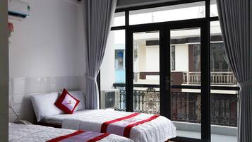 Minibar, escritorio, cortinas blackout y sistema de insonorización