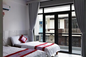 Minibar, desk, blackout drapes, soundproofing - Anh Quan Hotel (Quy Nhon)