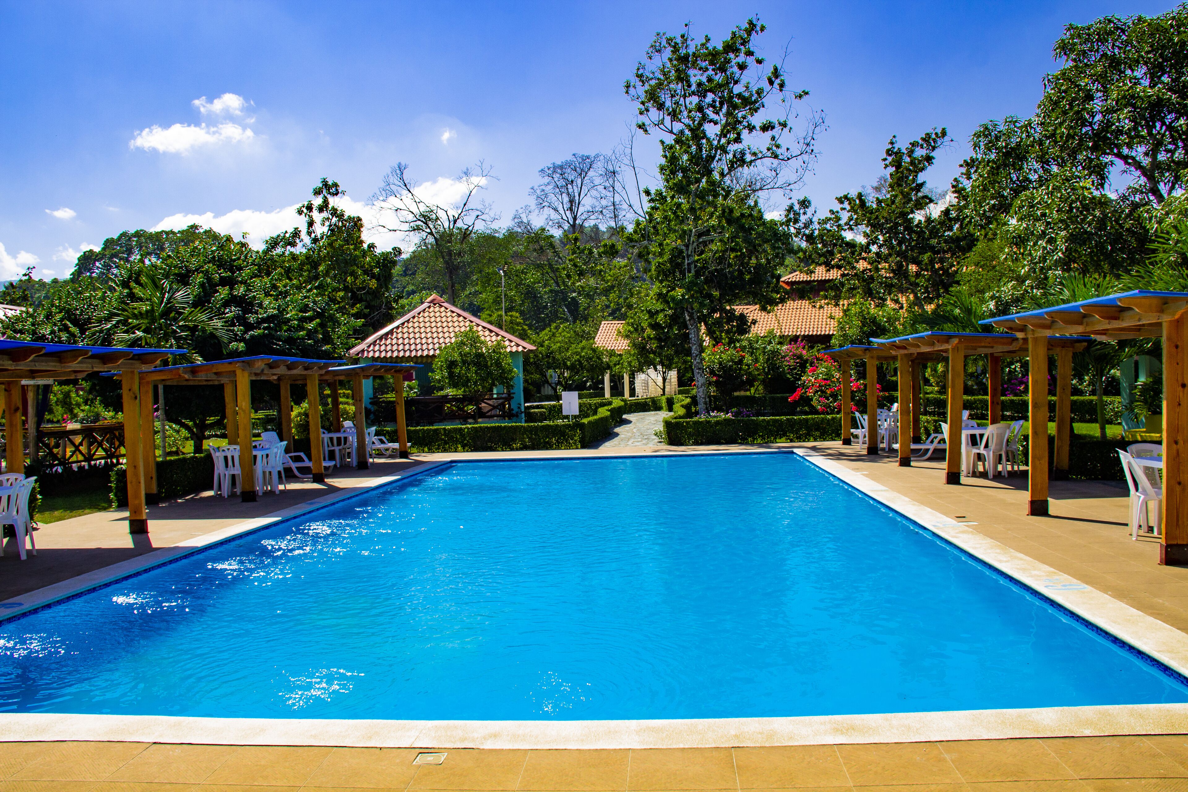 Una piscina al aire libre