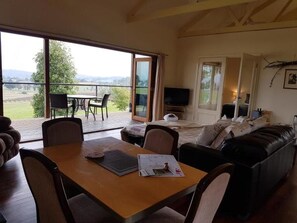 Classic-Ferienhaus, 1 Queen-Bett und Schlafsofa, Blick auf den Weinberg | Wohnbereich