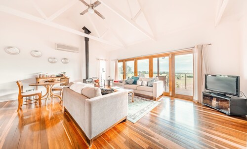 Outlook Hill Vineyard Cottages