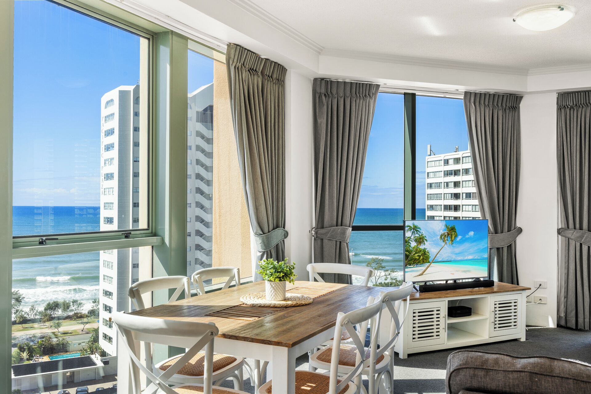 Deluxe Apartment, 3 Bedrooms, Ensuite, Ocean View | In-room dining