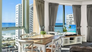 Deluxe Apartment, 3 Bedrooms, Ensuite, Ocean View | Makan dalam bilik