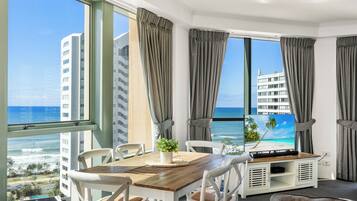 Deluxe Apartment, 3 Bedrooms, Ensuite, Ocean View | In-room dining