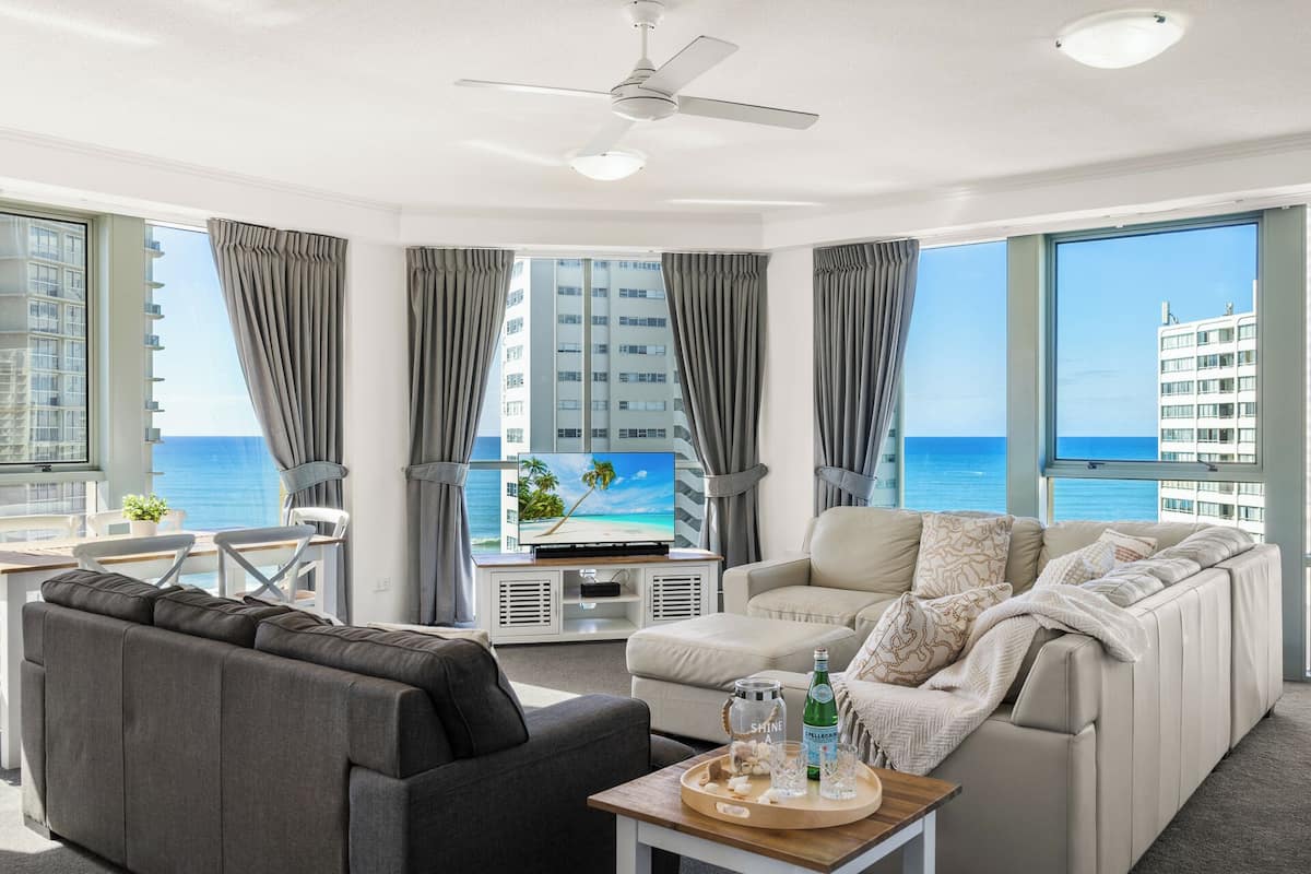 Deluxe Apartment, 3 Bedrooms, Ensuite, Ocean View | Living area