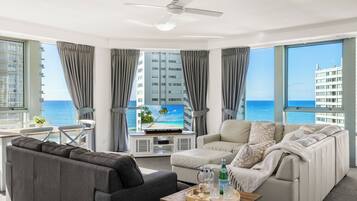 华丽公寓, 3 间卧室, 独立浴室, 海洋景观 | 起居区 | 平板电视