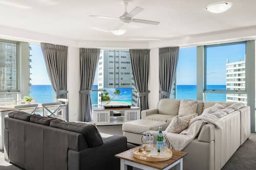 Deluxe Apartment, 3 Bedrooms, Ensuite, Ocean View | Living area