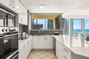 Apartamento Deluxe, 3 habitaciones, baño privado, vistas al mar | Cocina privada | Frigorífico grande, microondas, horno y placa de cocina