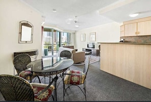 Appartement, 1 chambre, salle de bain privée, vue sur l’océan | Repas dans la chambre
