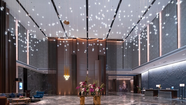 A spacious lobby with a marble floor, modern furniture, and a reception desk. - Grand Skylight International Hotel Haoyue Shenzhen (Shenzhen)